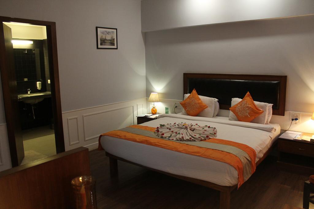 Krishna Inn 콜라푸르 객실 사진